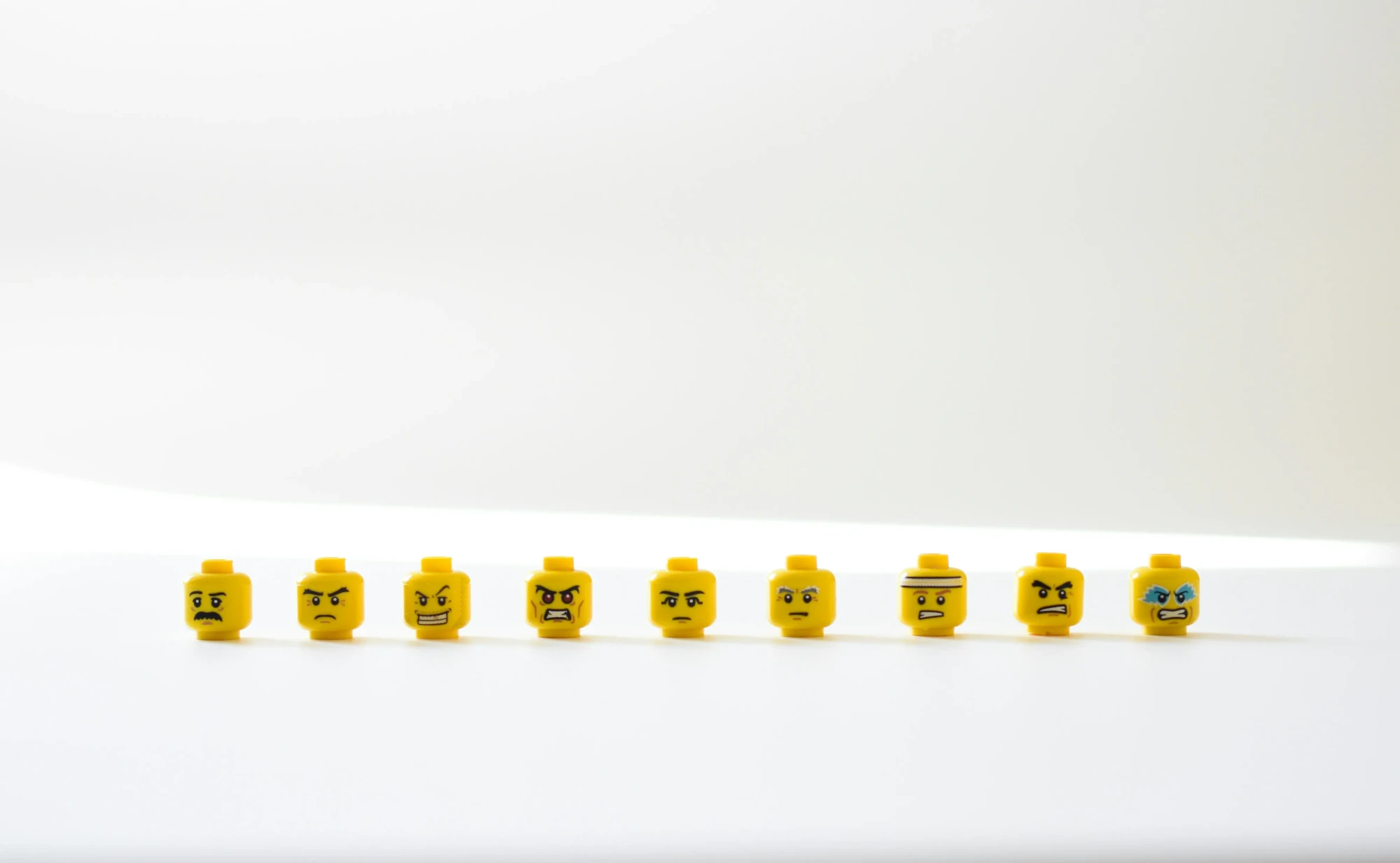 émotions légo-Nik-unsplash